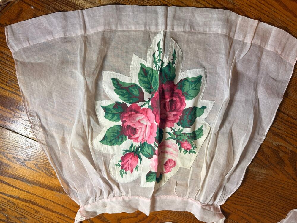 apron pink chantilly with flower applique vintage